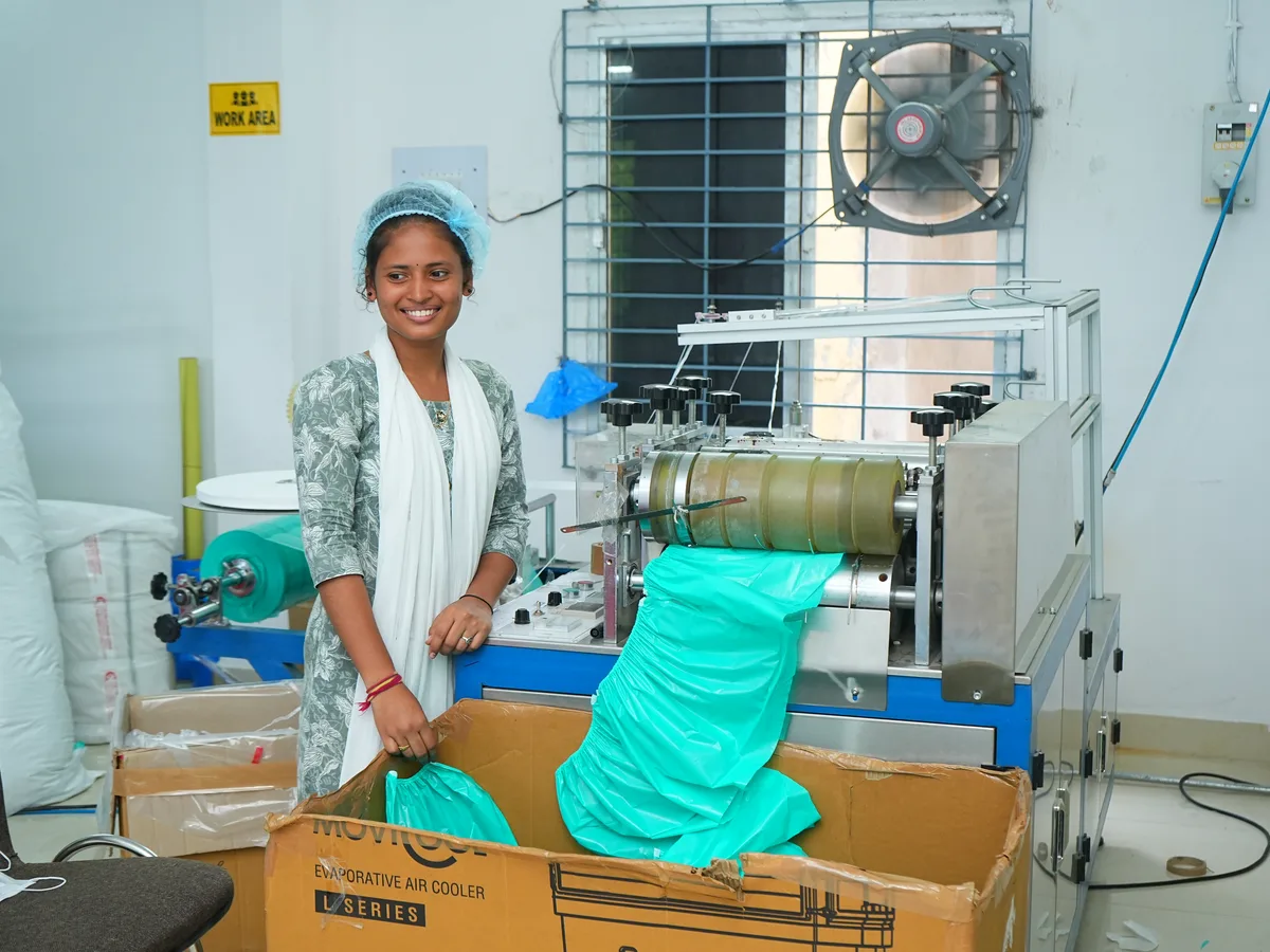 Operator beside disposable product machinery